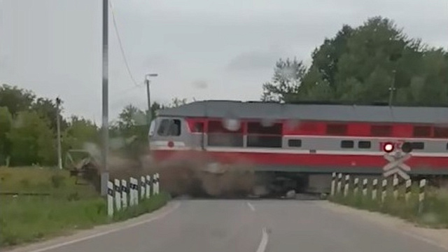 Жесткое столкновение грузовика с поездом, следующим в Сочи, попало на видео