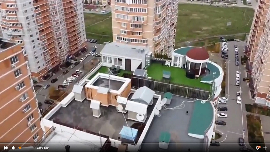 Краснодарцы сняли на видео, как горожане расширяют свою жилплощадь за счет общих крыш