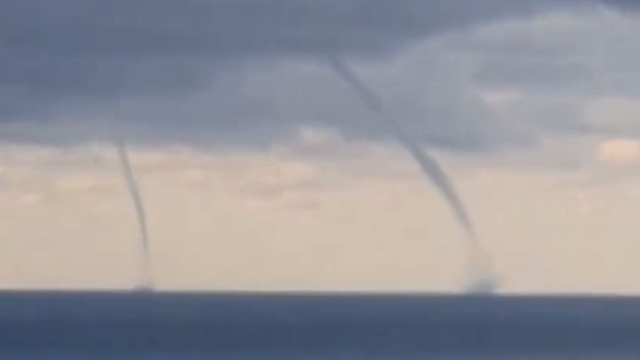 В Сочи туристы засняли на видео сразу два смерча в море 