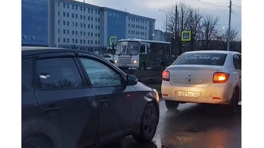 Видео: в Краснодаре водитель маршрутки объезжал пробку задом по встречной полосе