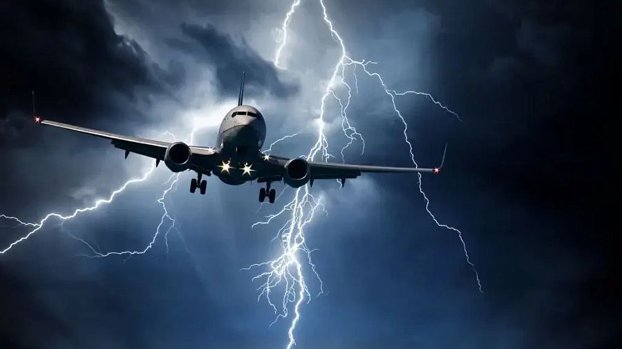 «Никто не знал, что будет дальше»: пассажирка самолета, экстренно приземлившегося в Краснодаре после удара молнии по нему, рассказала страшные подробности о происходившем на борту