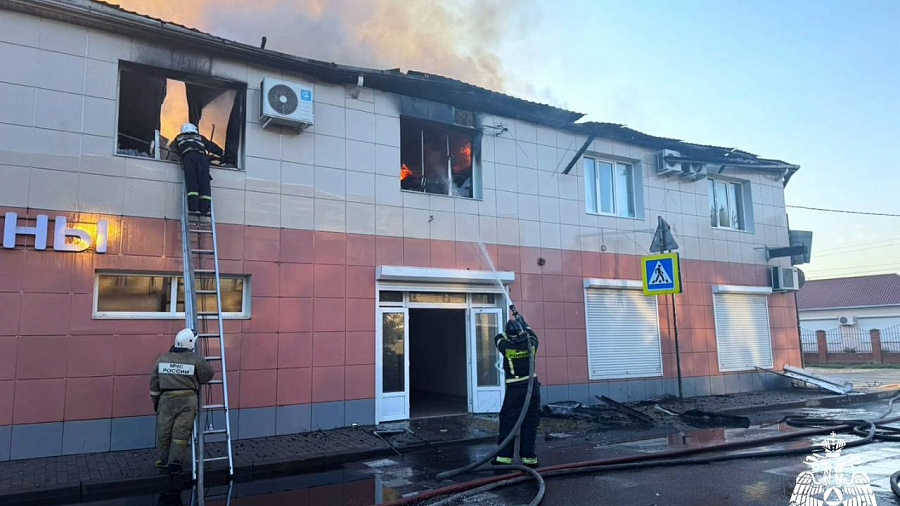 В Краснодаре загорелся шиномонтаж 