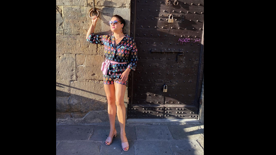 «Ножки — огонь!»: Анна Нетребко прогулялась по Флоренции в мини-шортах и восхитила пользователей Сети