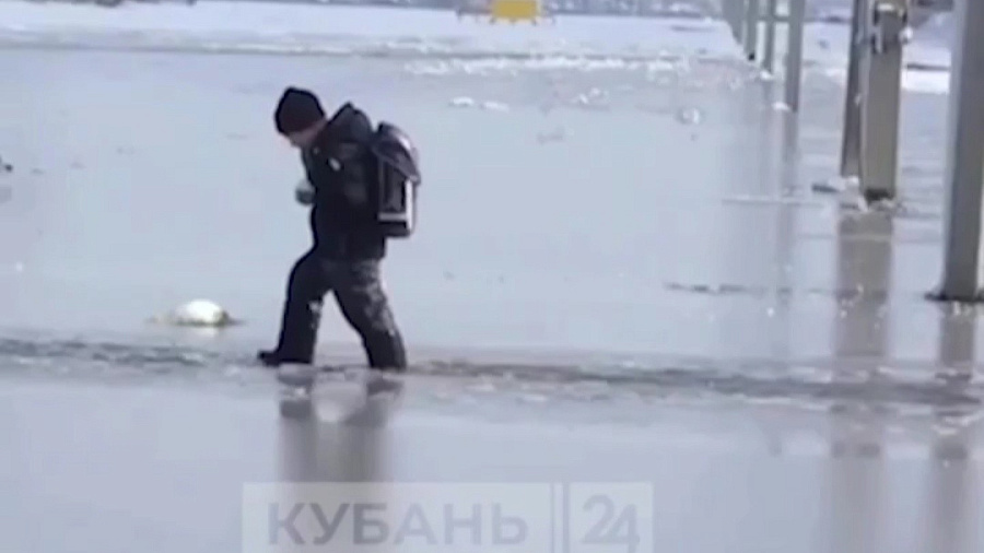 В Краснодарском крае дети вынуждены добираться в школу сквозь лед и грязь. Видео