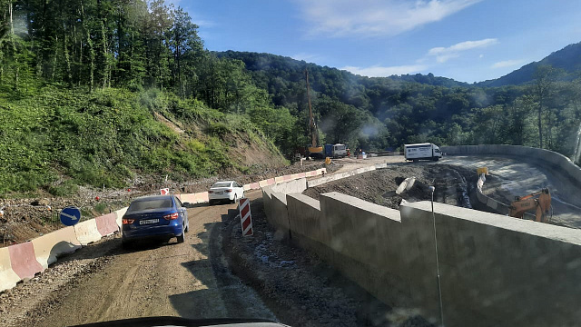  Поехавшие в объезд разрушенного участка трассы Джубга-Сочи туристы попали в многокилометровый затор из-за ремонта на Шаумянском перевале