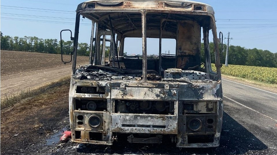 В Краснодарском крае загорелся автобус с пятнадцатью пассажирами в салоне