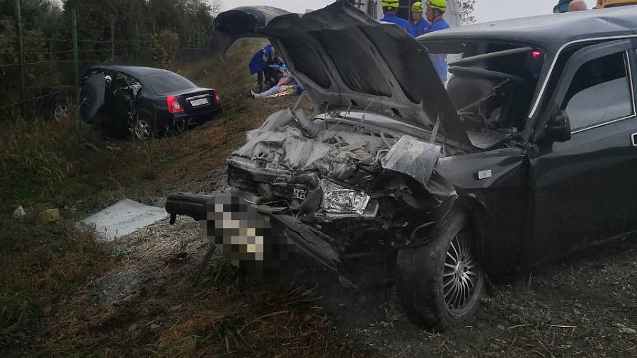 В Краснодарском крае при столкновении двух автомобилей погиб мужчина, еще 3 человека пострадали