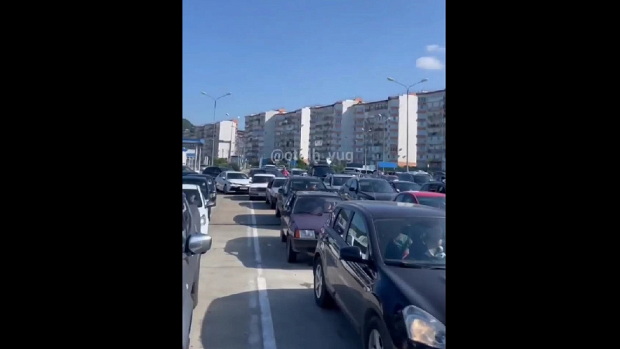 В Сочи 2 июля на российско-абхазской границе образовалась гигантская очередь из машин. Видео