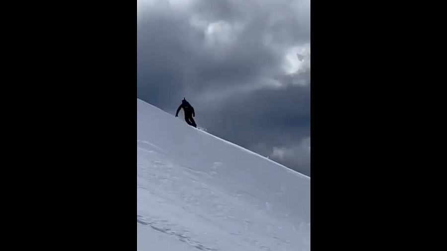 В горах Сочи сноубордист спровоцировал сход снежной лавины и чуть не погиб