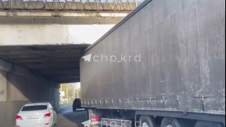 В Краснодаре застрявшая под мостом в районе рынка Вишняки фура попала на видео