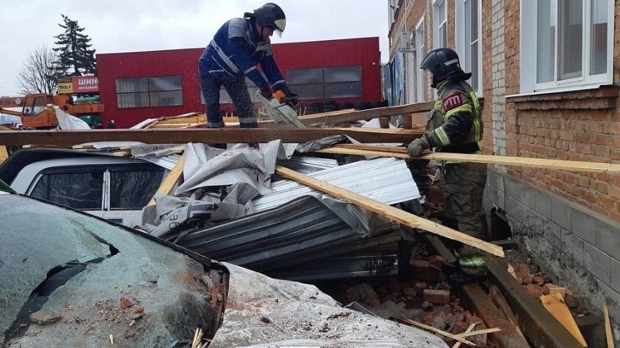 В Краснодарском крае рухнувшая крыша повредила несколько машин на парковке
