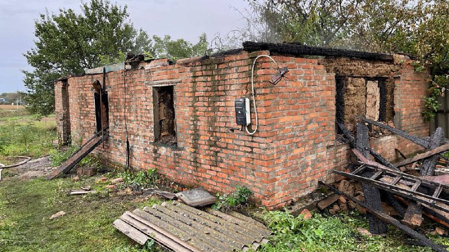 В Краснодарском крае во время пожара в частном доме погиб мужчина