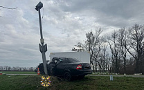 В Краснодарском крае легковушка врезалась в дорожную мачту указателя  