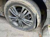 В Краснодаре двое неизвестных порезали колеса и продырявили крыши более 10 машинам, а после взломали пивной магазин 