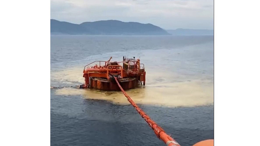 В Роспотребнадзоре рассказали о результатах проб воды в Черном море на участке разлива нефтепродуктов