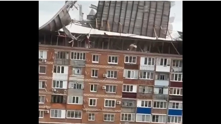 В Краснодарском крае очевидцы сняли на видео, как ураганный ветер сорвал крышу с 5-этажки