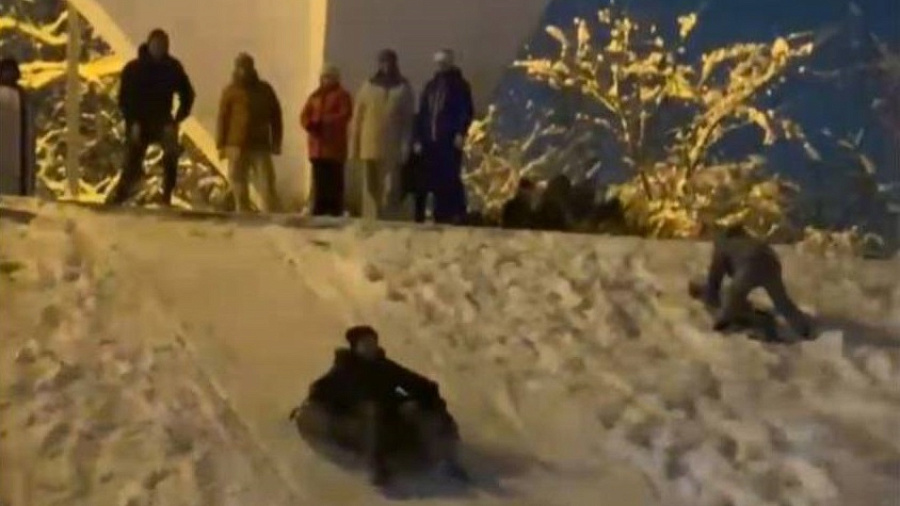 Подростки катались на тюбингах по братской могиле в Краснодаре