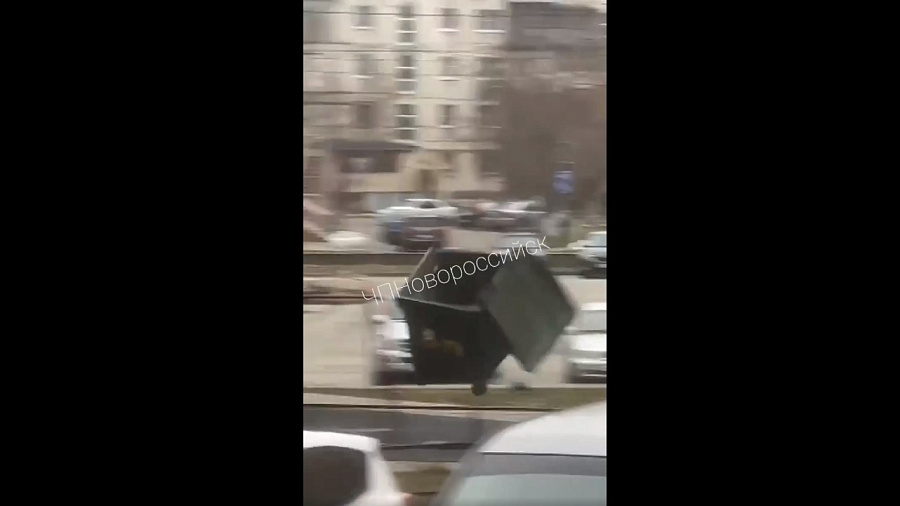 В Новороссийске сняли на видео летающую мусорку