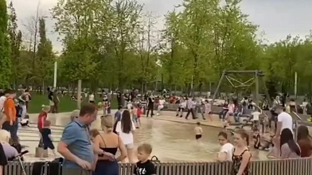 Толпы туристов в парке Галицкого в Краснодаре попали на видео