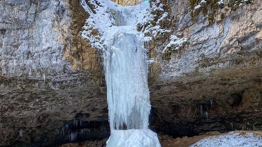 Скованные льдом водопады привели в восторг туристов в Краснодарском крае