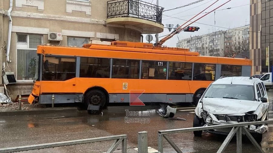 В Краснодаре троллейбус врезался в здание, есть пострадавшие