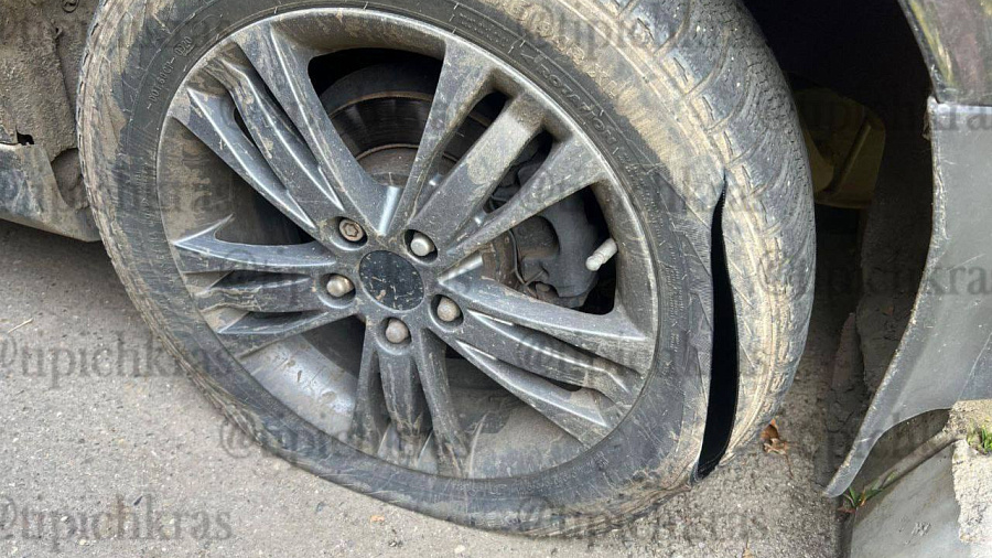 В Краснодаре двое неизвестных порезали колеса и продырявили крыши более 10 машинам, а после взломали пивной магазин 