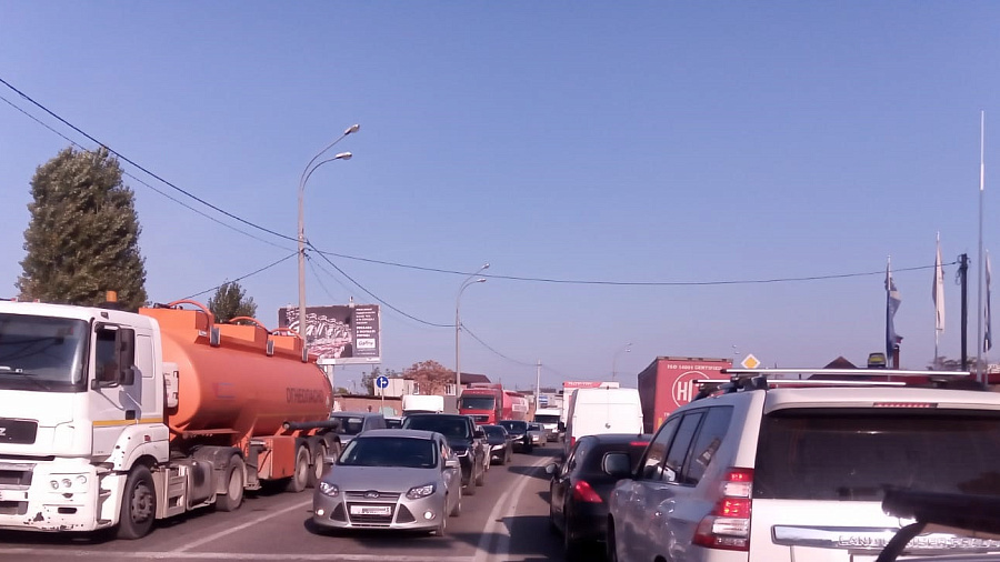 В Краснодаре крупный пожар на улице Уральской привел к транспортному коллапсу