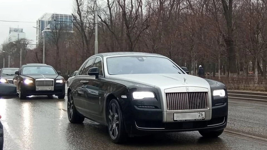 Видели такой в Сочи: в Сети обсуждают снимок с кортежем  из элитных Rolls-Royce в Ростове-на-Дону