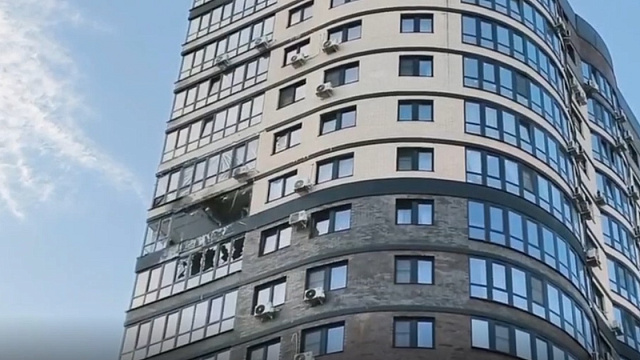 В Краснодаре сняли на видео поврежденный БПЛА многоквартирный дом