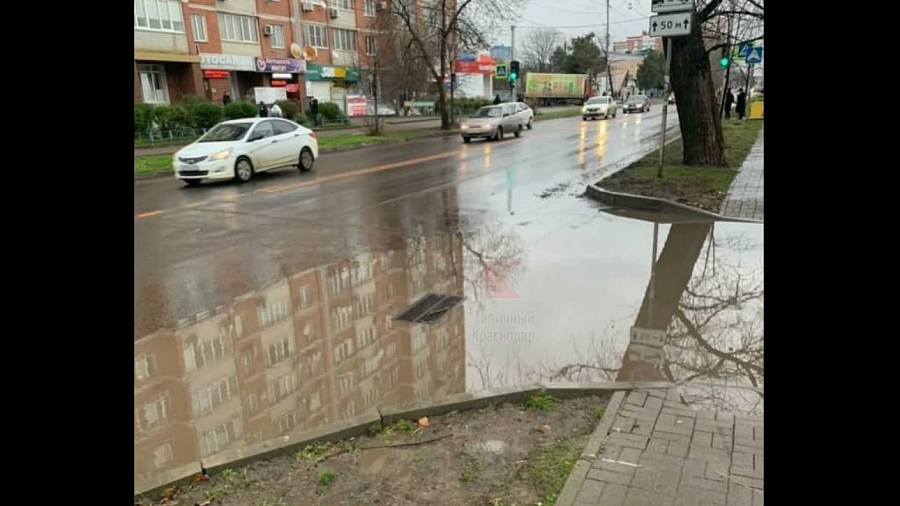 Ливневки выше уровня воды: огромная лужа на отремонтированной улице Зиповской в Краснодаре возмутила горожан