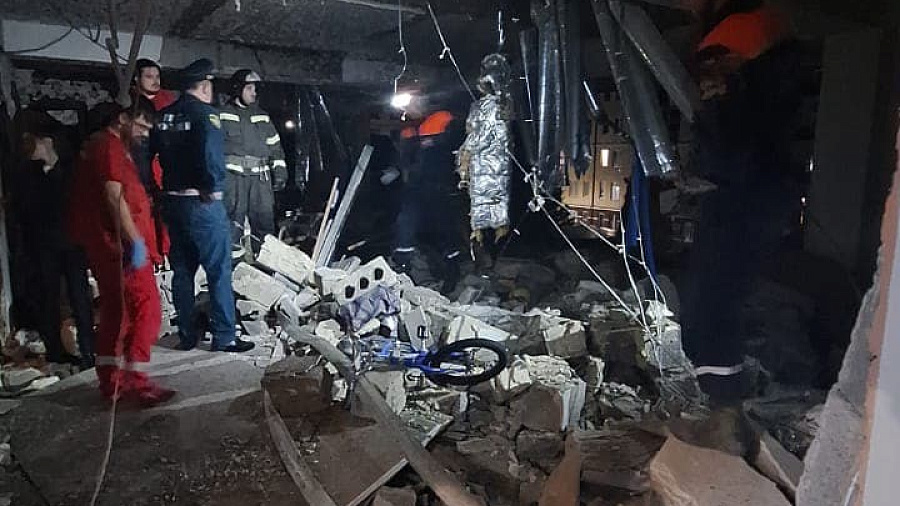 Ребенка нашли под завалами после взрыва в многоквартирном доме в Сочи