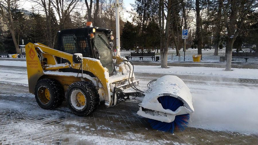 Дороги и тротуары покрыты высоким слоем снега: прокуратура проведет проверку качества уборки улиц Краснодара