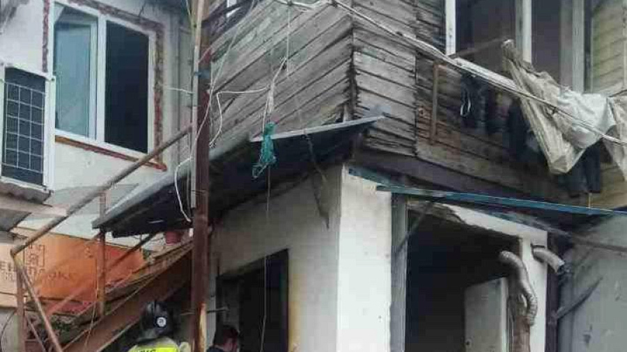 Взрыв или пожар. В Сочи в двухэтажном жилом доме выбило окна и обрушилась крыша после ЧП
