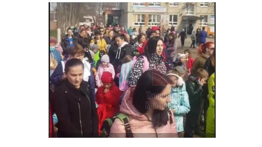 Жители Краснодара пожаловались на огромные очереди при входе в школу на улице Тепличной (ФОТО)