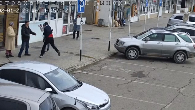В Анапе мужчина избил прохожую за «неприличный жест»