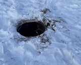 Девочка провалилась в открытый люк по пути в школу в Краснодаре