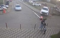 В Краснодаре ребенок на коленях у матери за рулем устроил ДТП и попал на видео