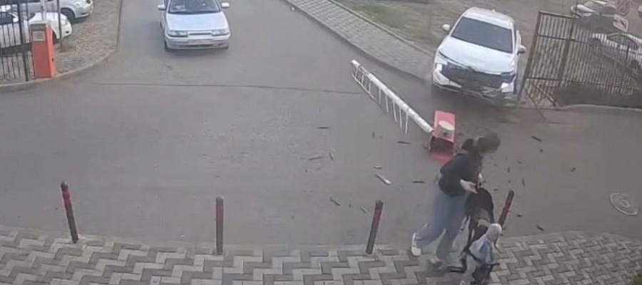 В Краснодаре ребенок на коленях у матери за рулем устроил ДТП и попал на видео