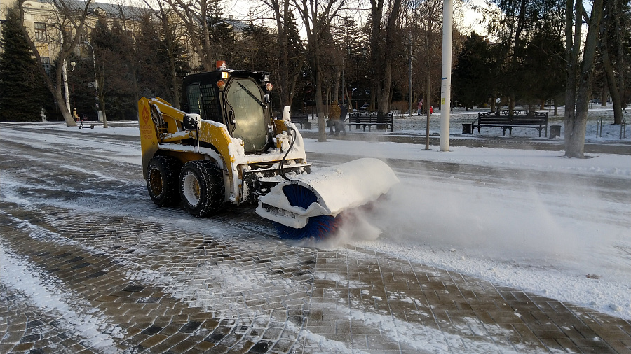 «Схватилось все льдом, ездить невозможно»: жители Краснодара жалуются на неочищенные от снега дороги