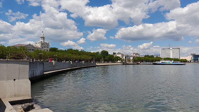 Жителям Новороссийска придется самостоятельно восстанавливать пострадавшие во время атаки беспилотников автомобили 