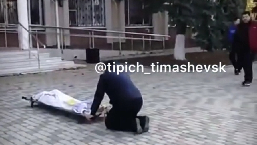 В Тимашевске к зданию администрации принесли тело мертвой женщины