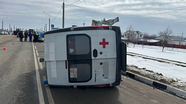 На Кубани скорая помощь опрокинулась после столкновения с трактором