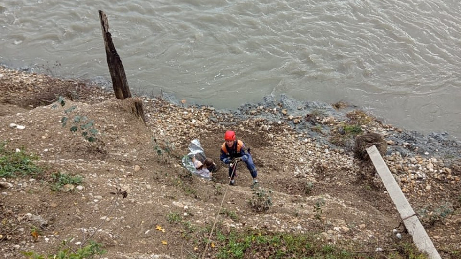 В Апшеронске 14-летняя девочка упала с обрыва высотой 10 метров