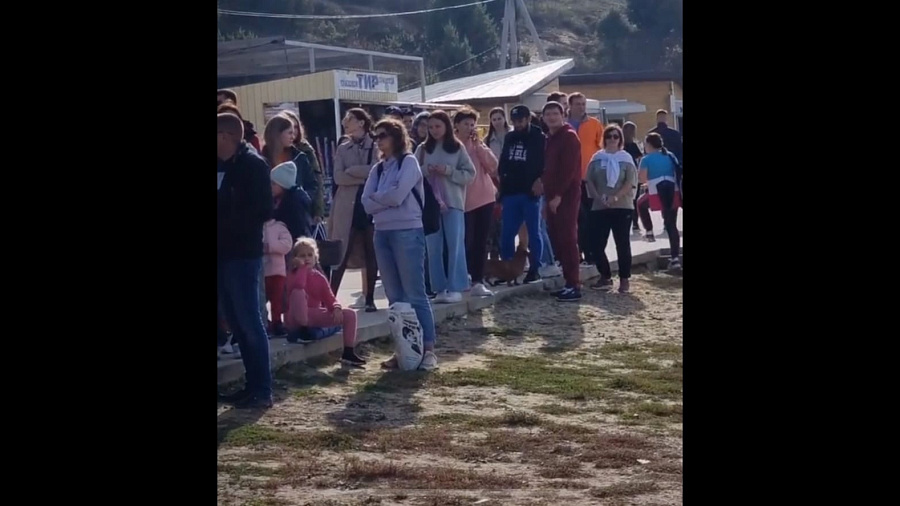 Аншлаг из сотен туристов на Кипарисовом озере в Анапе попал на видео