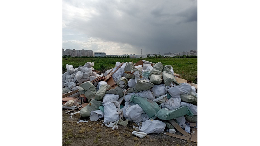Жители Краснодара пожаловались на огромную свалку в поле рядом с выставочным  «Россия - моя история»