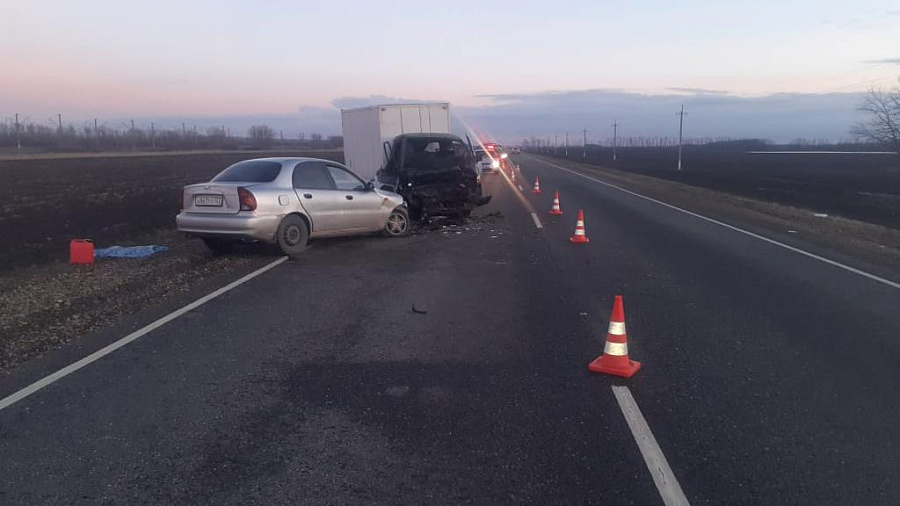 На трассе «Краснодар — Ейск» произошло жесткое лобовое ДТП с 3 пострадавшими 
