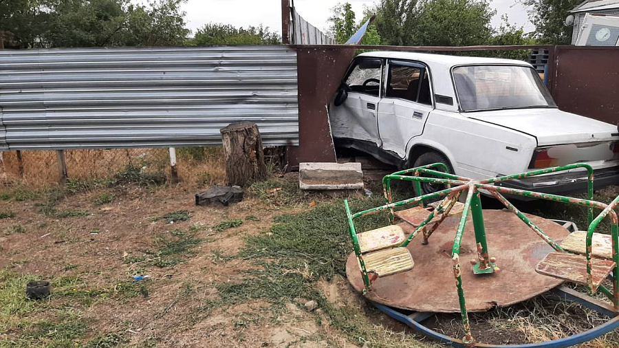 Погиб взрослый и пострадали трое детей при наезде на детскую площадку в Брюховецком районе 
