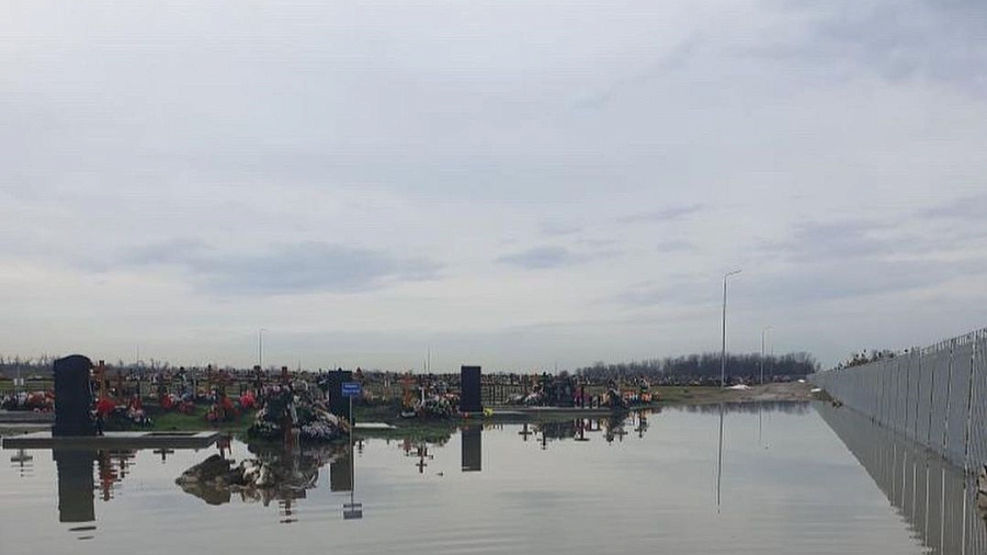 В Динском районе новое кладбище затопило талыми водами