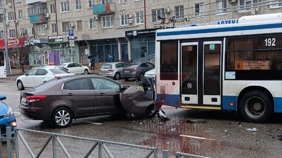 В Краснодаре за утро произошло 2 аварии с участием КамАЗа и троллейбуса