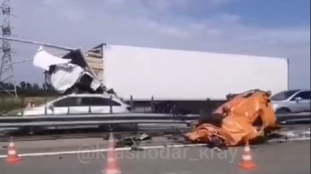 В Краснодарском крае произошло смертельное ДТП с тремя грузовиками